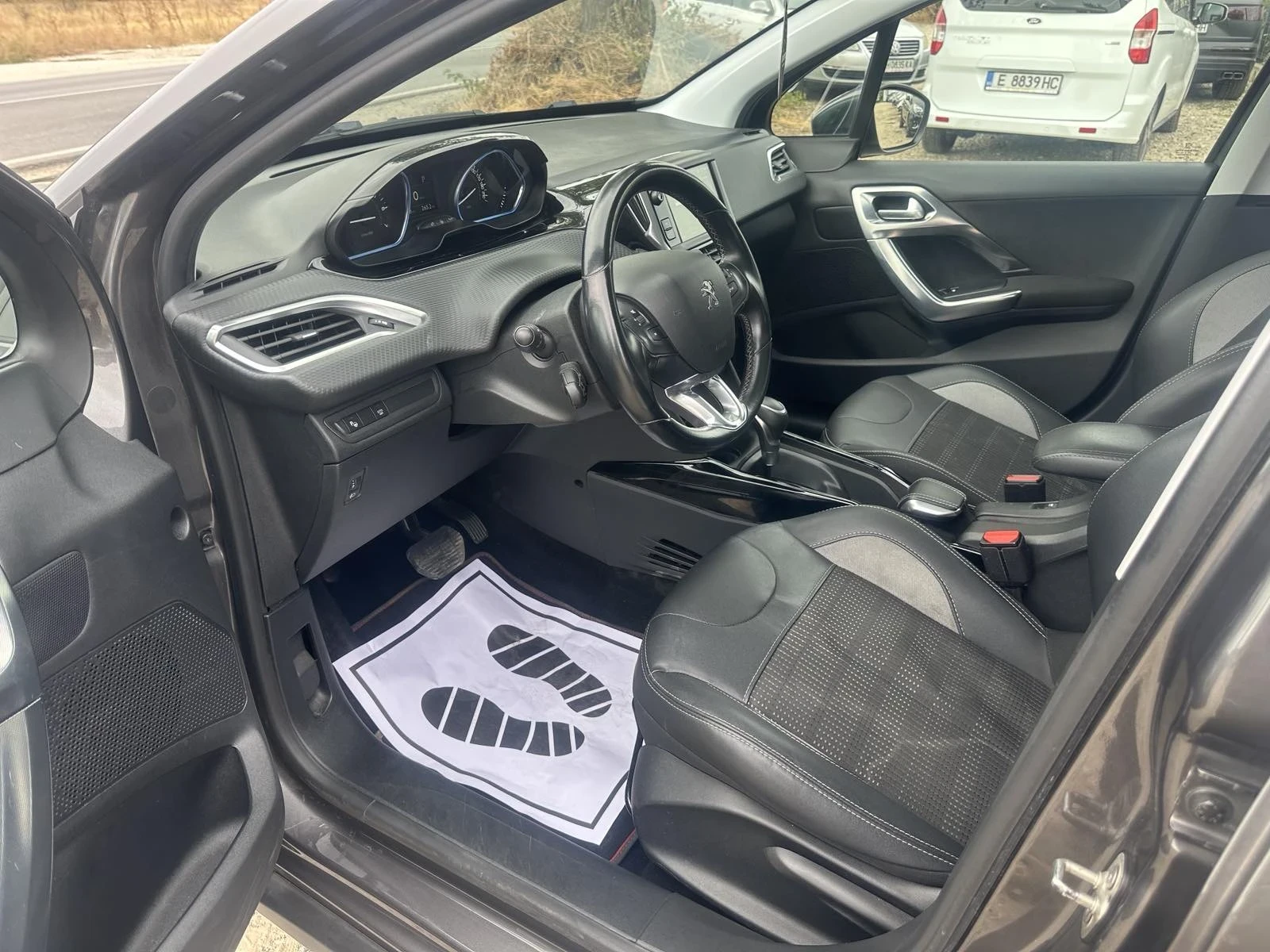 Peugeot 2008 1.2 Allure/Panorama/Automatic, снимка 13 - Автомобили и джипове - 56264469