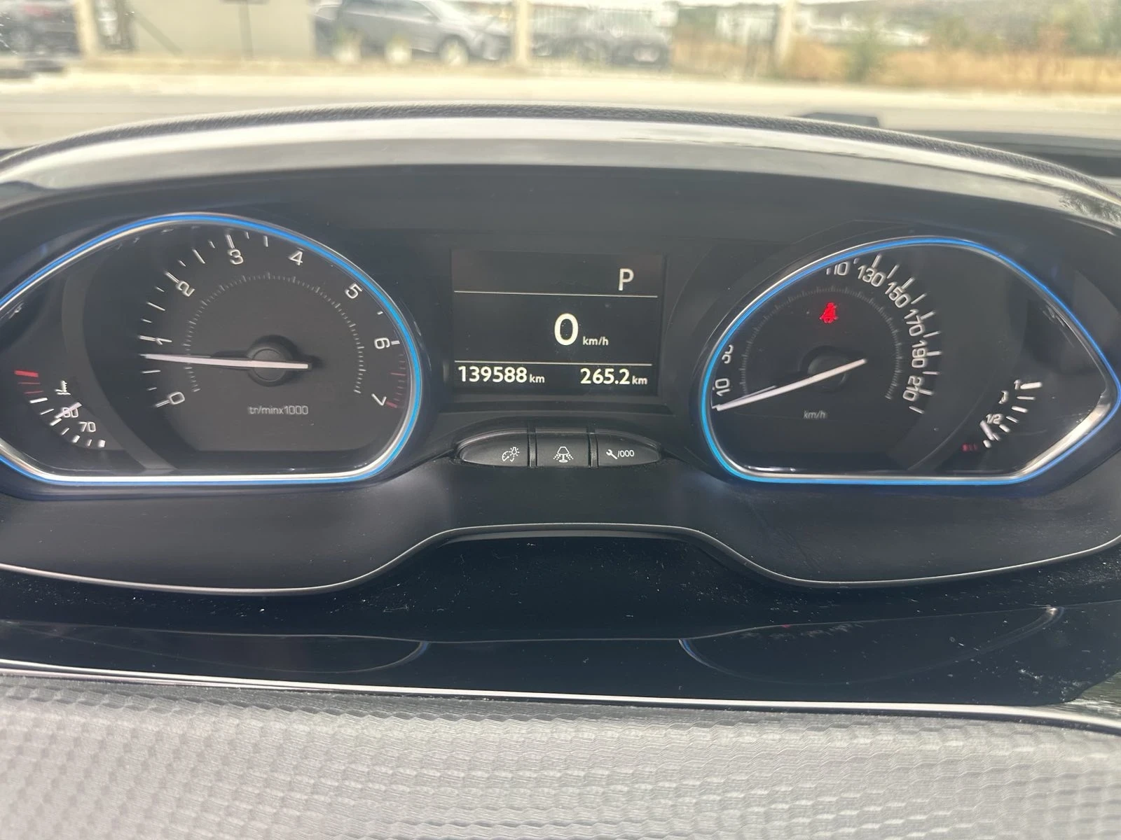 Peugeot 2008 1.2 Allure/Panorama/Automatic, снимка 12 - Автомобили и джипове - 56264469