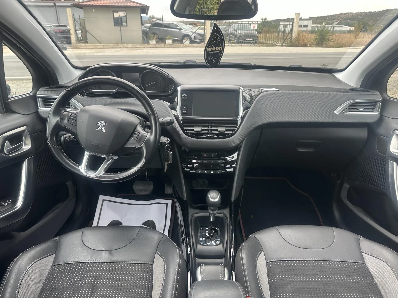 Peugeot 2008 1.2 Allure/Panorama/Automatic, снимка 9 - Автомобили и джипове - 56264469