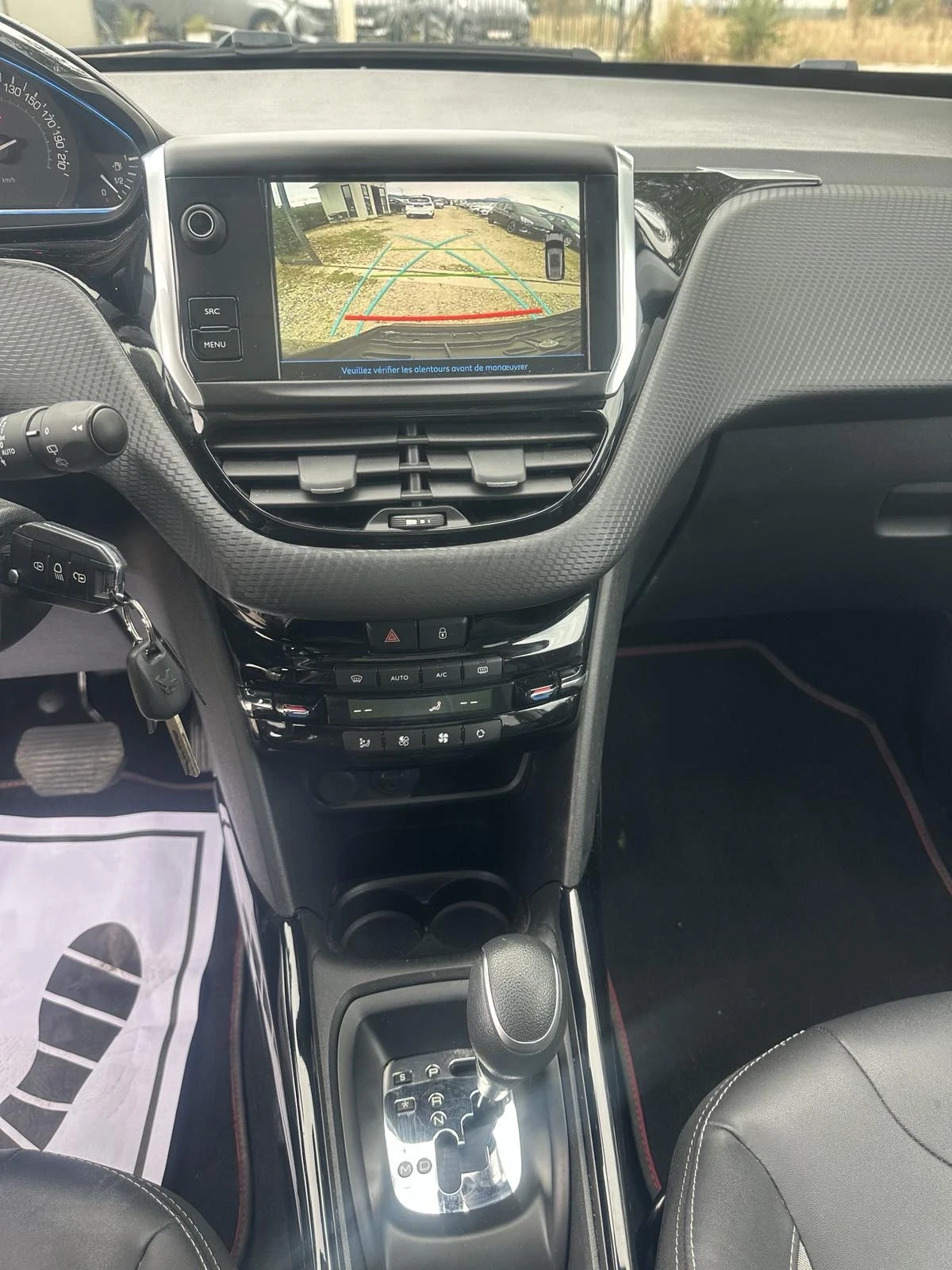 Peugeot 2008 1.2 Allure/Panorama/Automatic, снимка 11 - Автомобили и джипове - 56264469