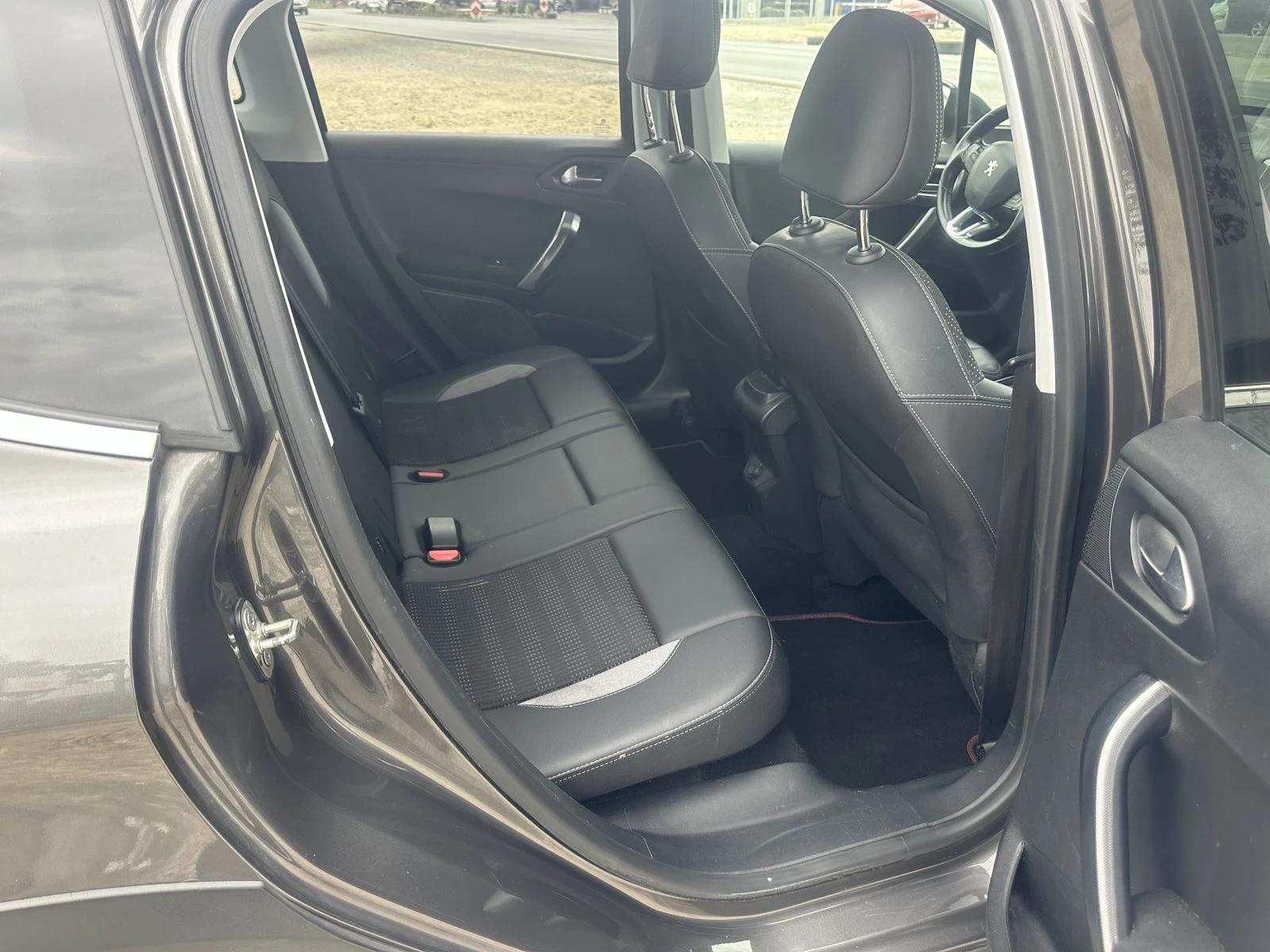 Peugeot 2008 1.2 Allure/Panorama/Automatic, снимка 8 - Автомобили и джипове - 56264469