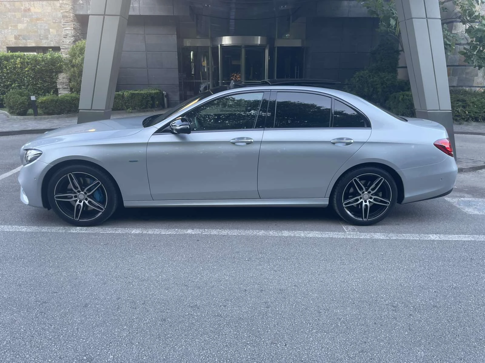 Mercedes-Benz E 350 AMG* WIDESCREEN* BURMEISTER* PANO* DIST+ * HUD * F - изображение 5
