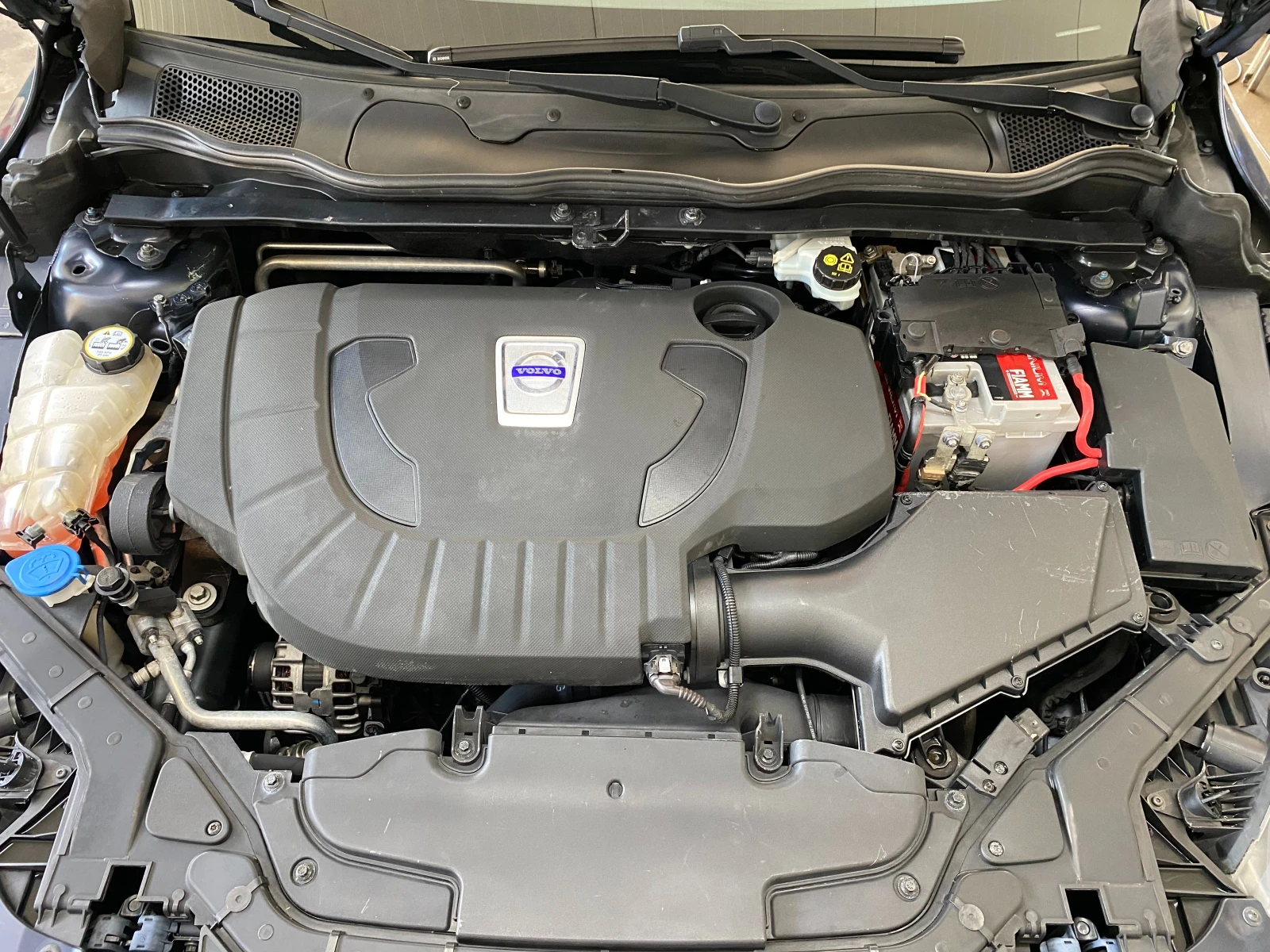 Volvo V40 2.0 D3 150к.с AUTOMATIC, снимка 17 - Автомобили и джипове - 55048975