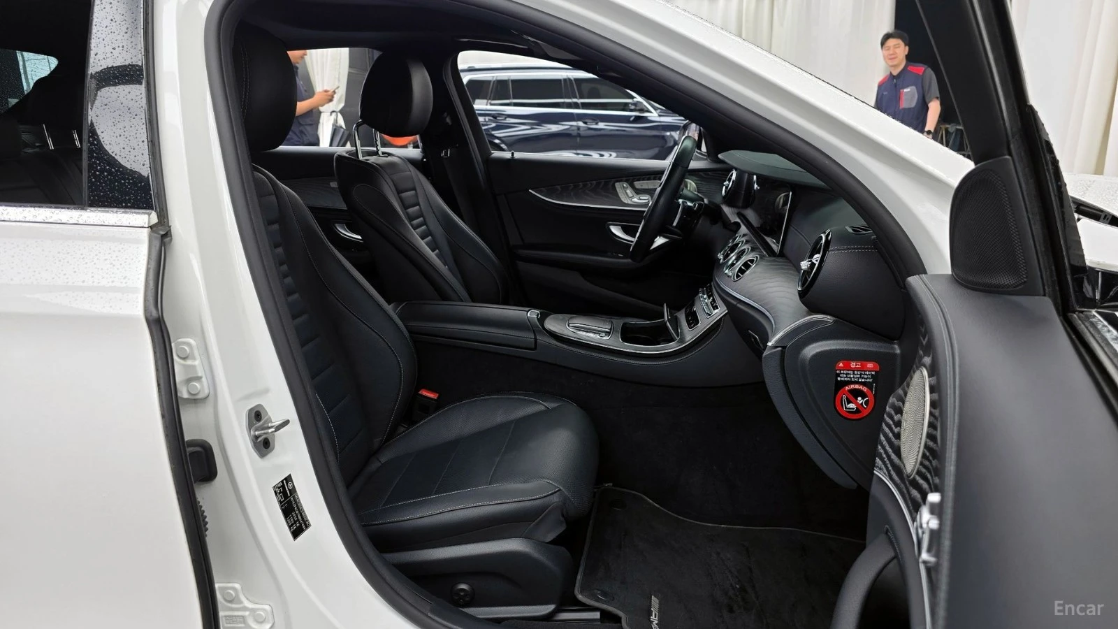 Mercedes-Benz E 350 4MATIC/AMG-LINE/DRIVE-ASSISTS/SUNROOF, снимка 15 - Автомобили и джипове - 55660079