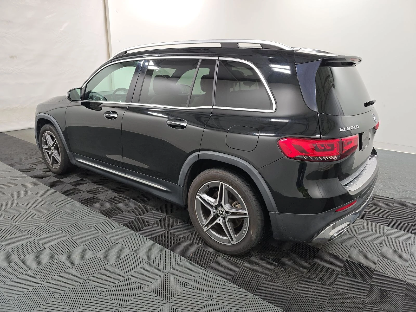 Mercedes-Benz GLB AMG* DIGITAL* DESIGNO* CARBON* KEYLESS GO* ШОУРУМ - изображение 6