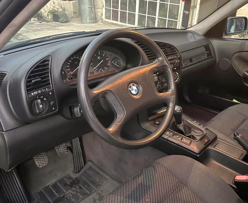 BMW 320, снимка 7 - Автомобили и джипове - 52199187