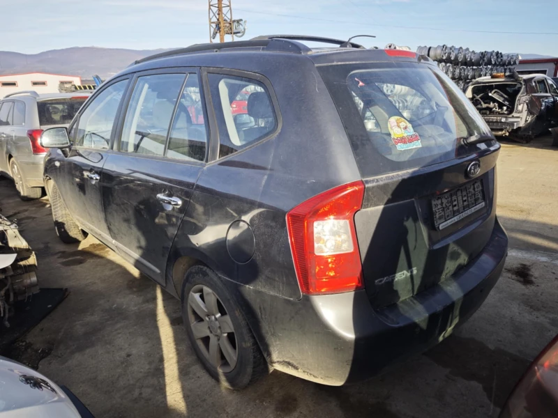 Kia Carens 2.0, снимка 3 - Автомобили и джипове - 52828570