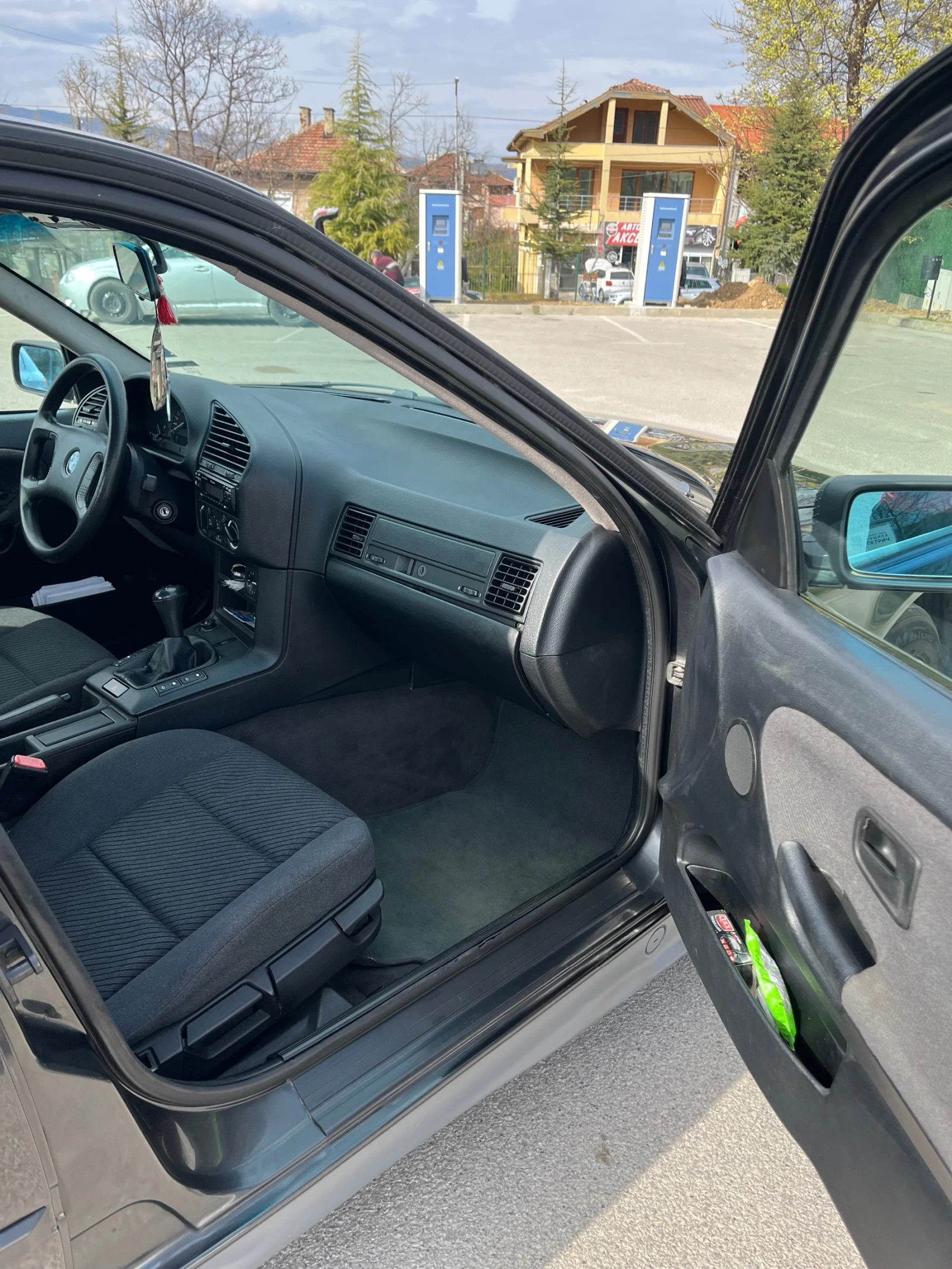 BMW 320 i, снимка 11 - Автомобили и джипове - 53612698