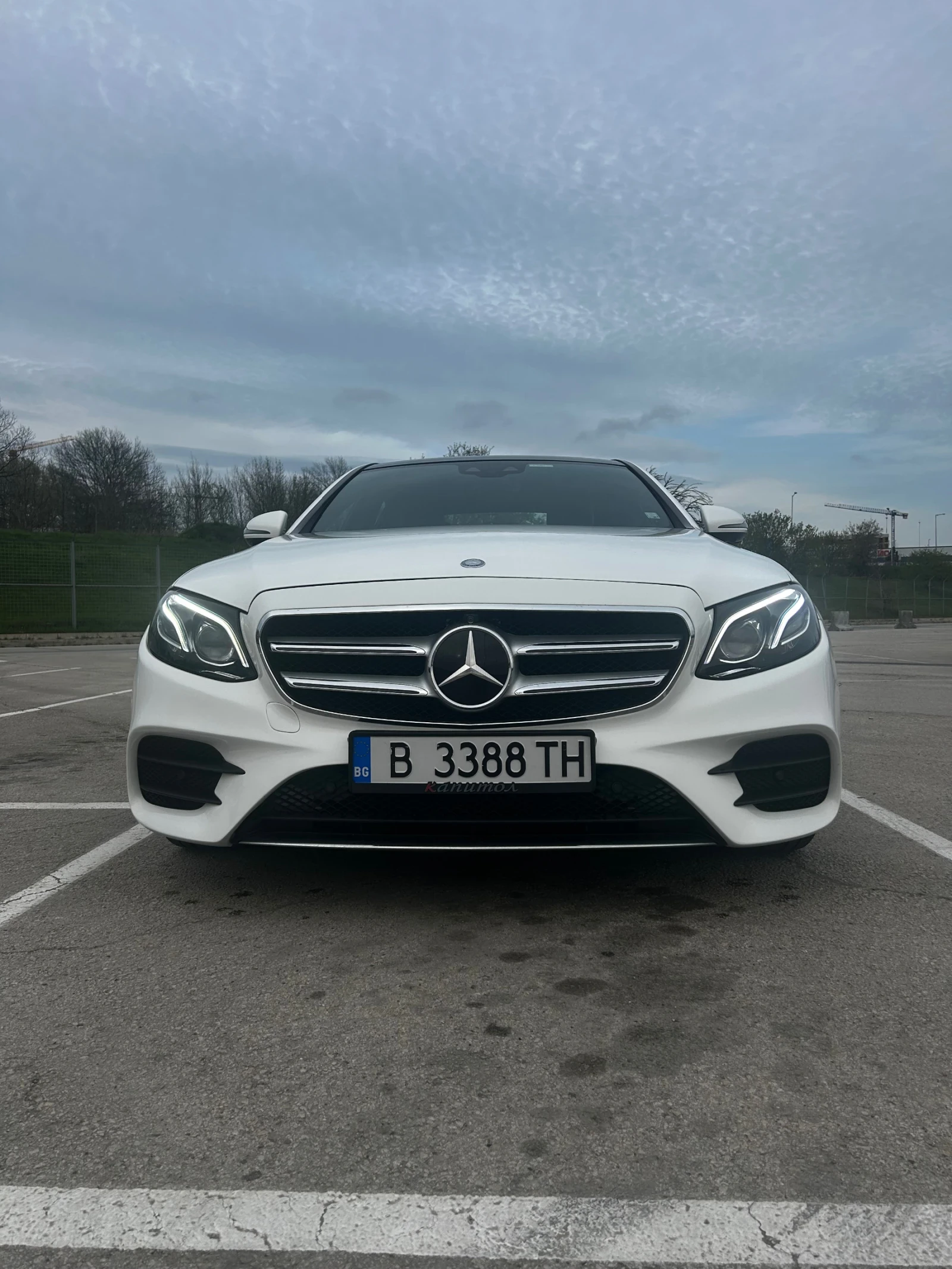 Mercedes-Benz E 220 AMG Line, снимка 2 - Автомобили и джипове - 54190851