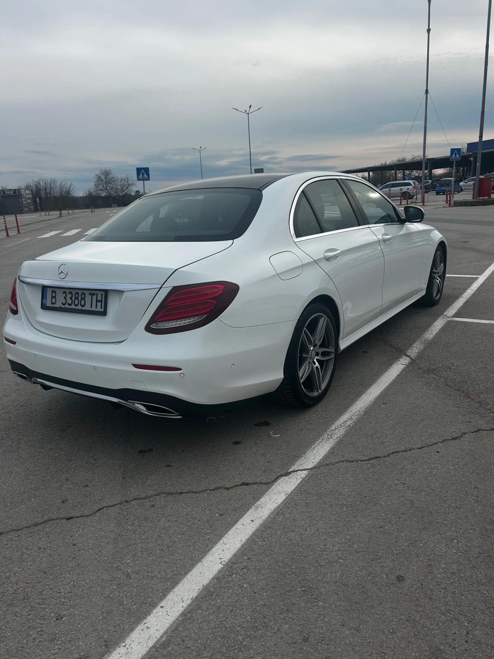 Mercedes-Benz E 220 AMG Line, снимка 4 - Автомобили и джипове - 54190851