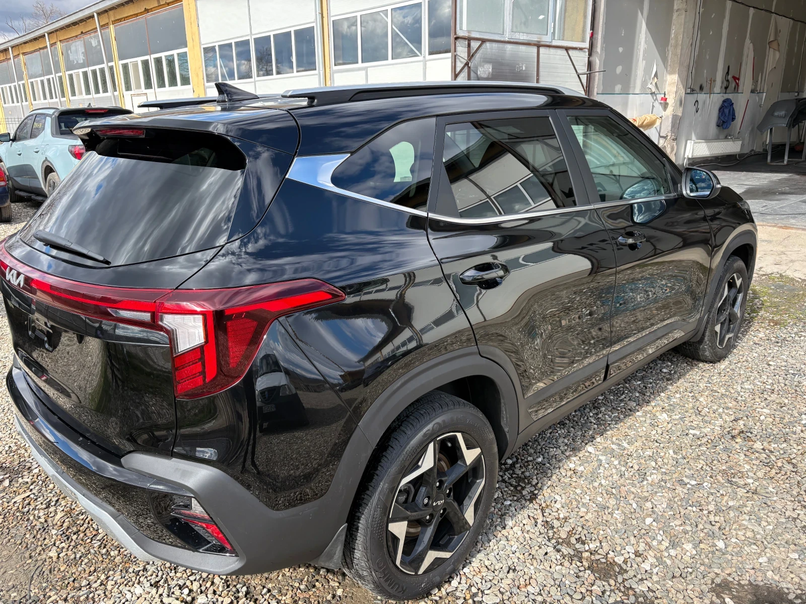 Kia Seltos Premium 4X4 - изображение 3