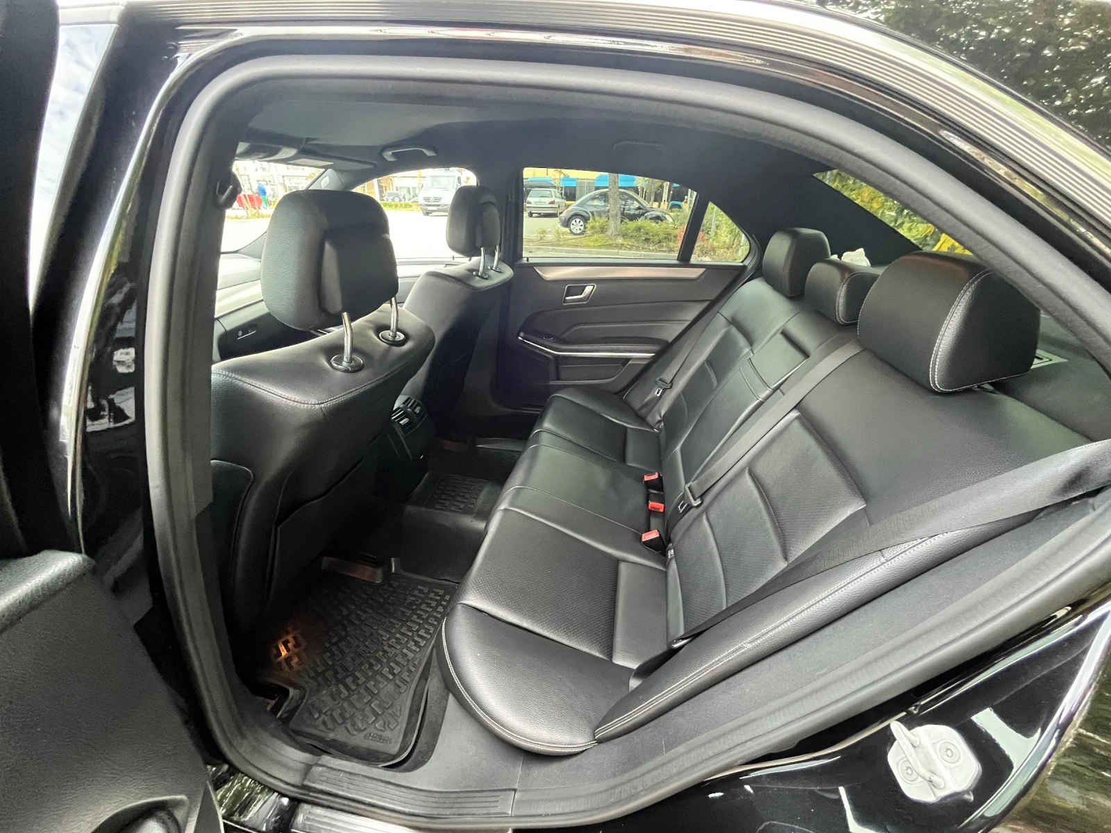 Mercedes-Benz E 200, снимка 13 - Автомобили и джипове - 53796514