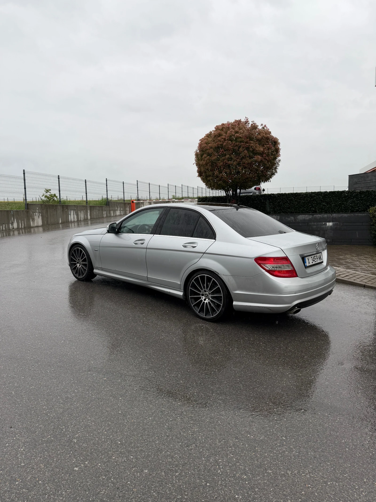 Mercedes-Benz C 320 AMG* Keyless* PANO* Memory* F1, снимка 4 - Автомобили и джипове - 54372057
