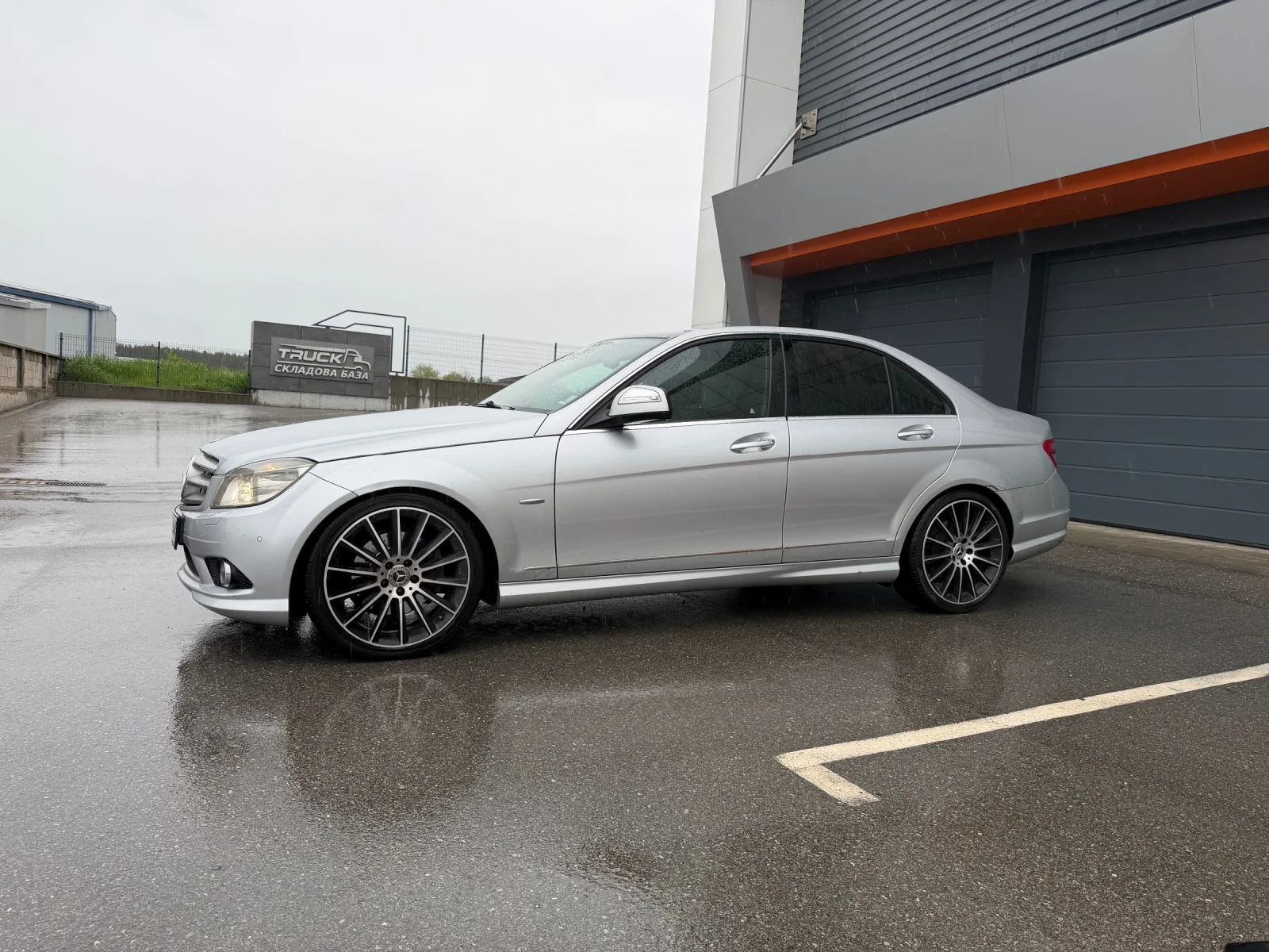 Mercedes-Benz C 320 AMG* Keyless* PANO* Memory* F1, снимка 11 - Автомобили и джипове - 54372057