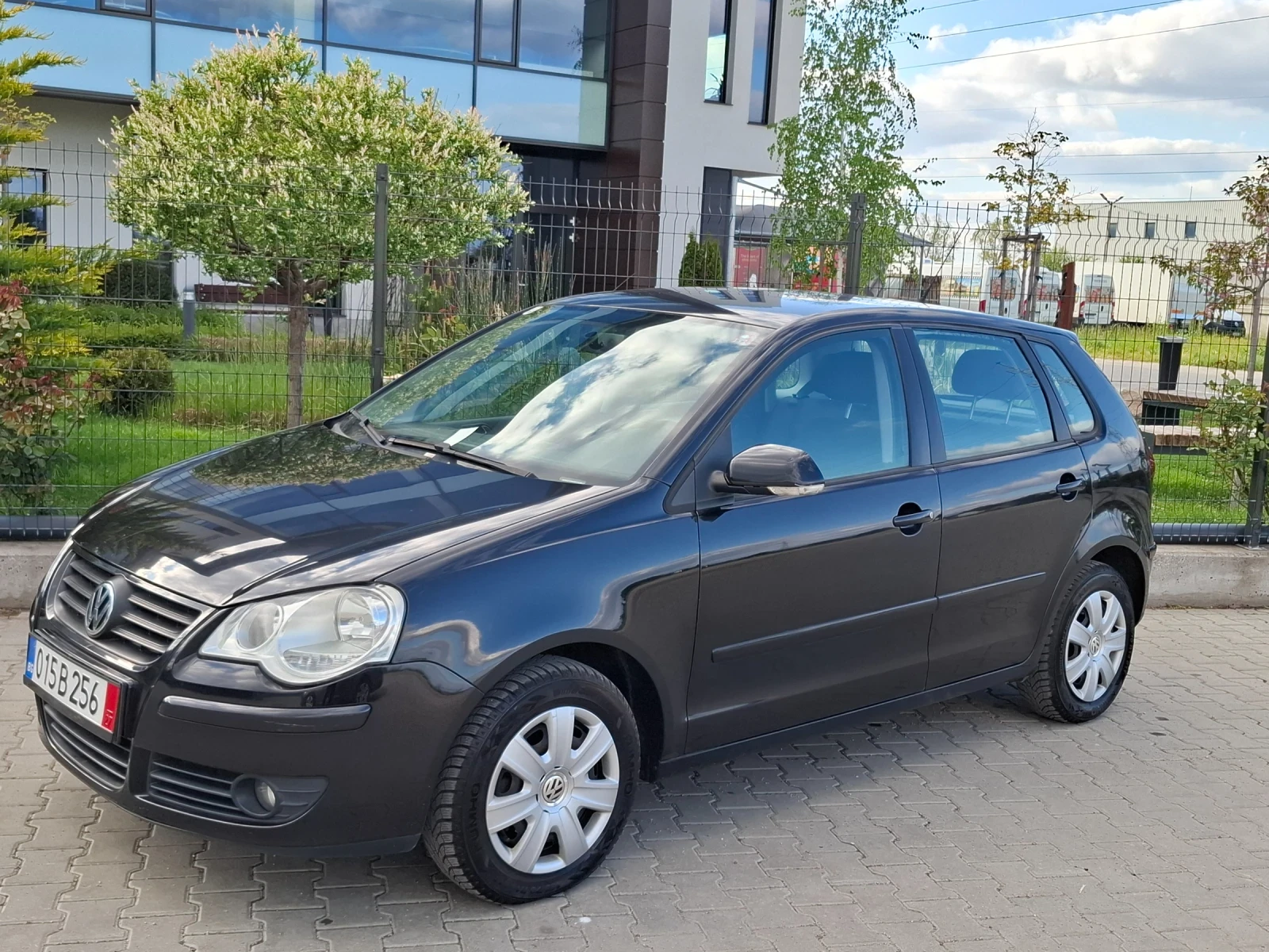 VW Polo 1.2i* (70кс)* * FACELIFT* * НОВ ВНOC* * , снимка 11 - Автомобили и джипове - 54401125