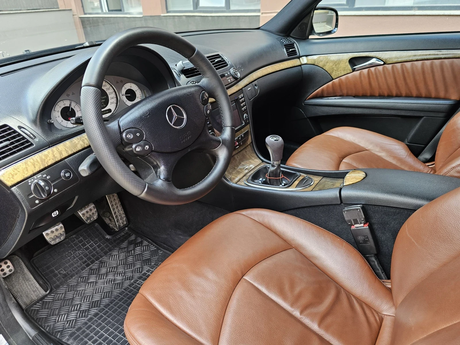 Mercedes-Benz E 220, снимка 10 - Автомобили и джипове - 54492712