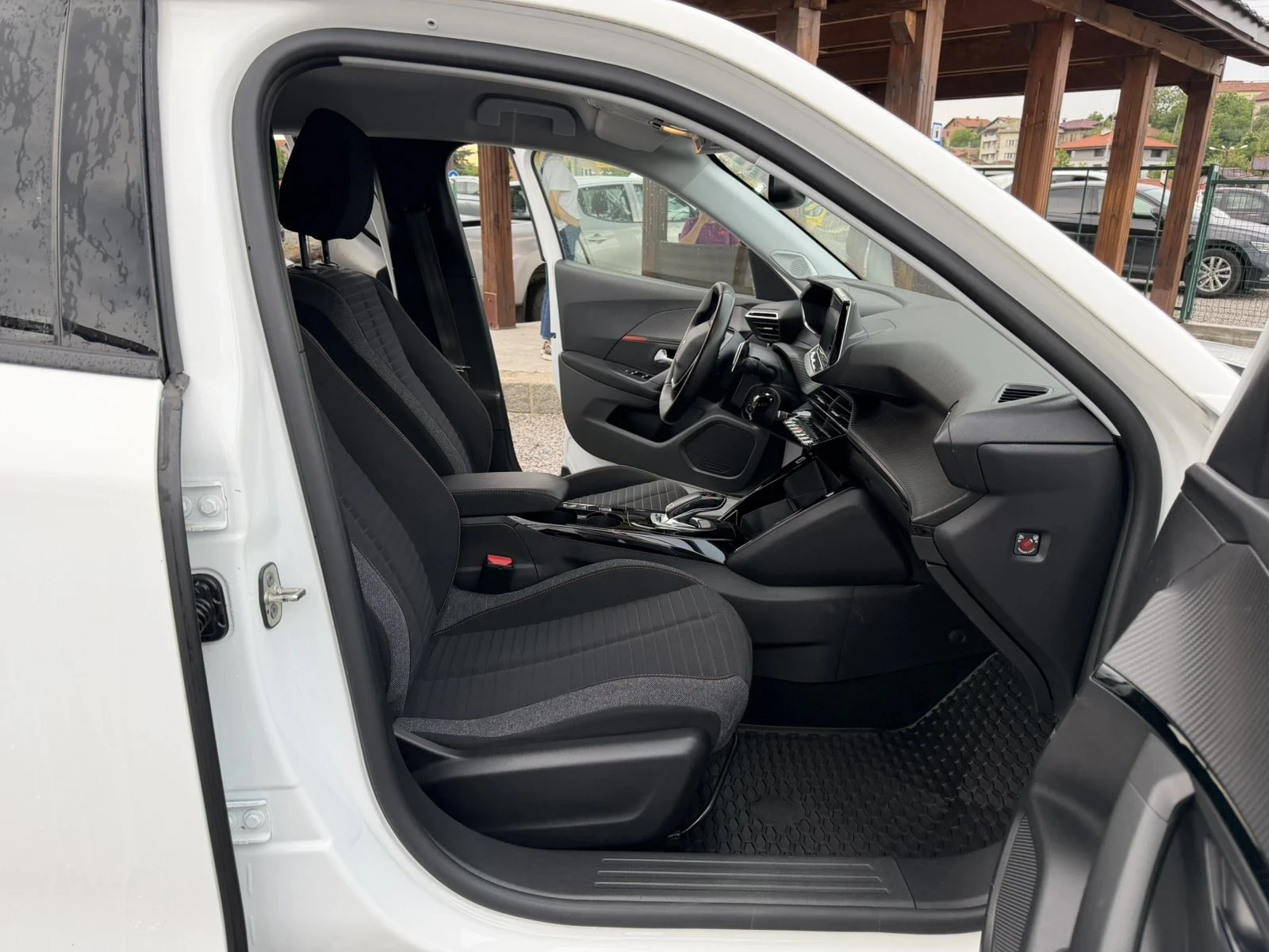 Peugeot 2008 1.2 Turbo EAT8, снимка 14 - Автомобили и джипове - 55068354