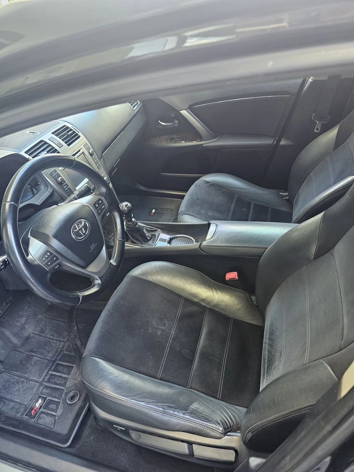 Toyota Avensis 2.0D-4D Кожен салон/Сервизна история, снимка 8 - Автомобили и джипове - 55999381