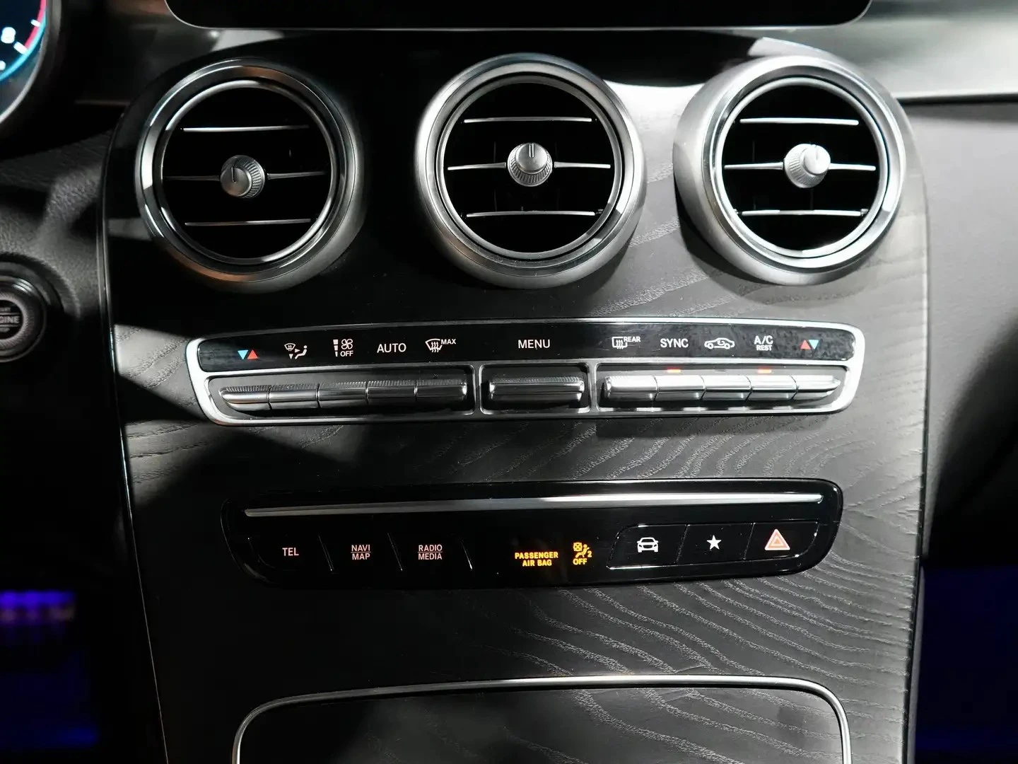 Mercedes-Benz GLC 43 AMG DIGITAL DASH| AMG RIDE CONTROL| CARPLAY| DISTRO| 3, снимка 12 - Автомобили и джипове - 56071737