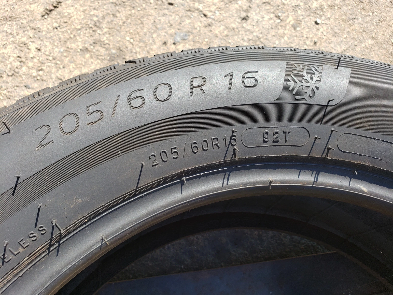 Гуми Зимни 205/60R16, снимка 6 - Гуми и джанти - 56007099