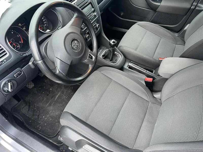 VW Golf 1.6 TDI, снимка 6 - Автомобили и джипове - 49437831