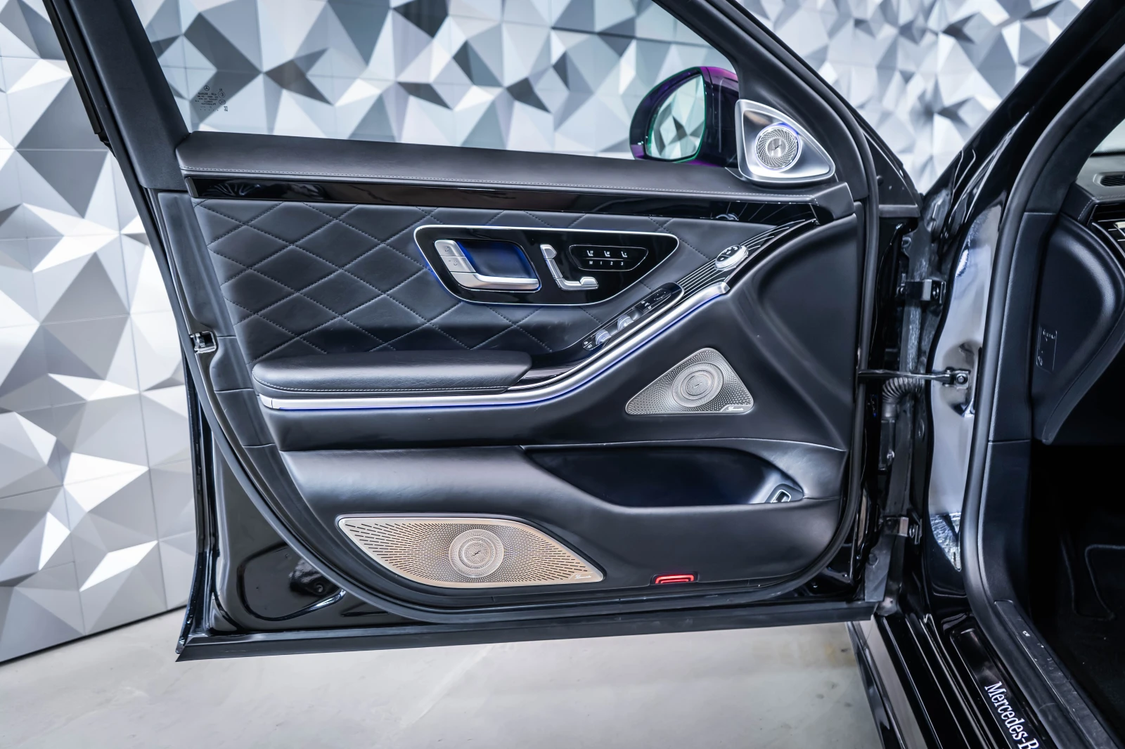 Mercedes-Benz S 580 4M L * AMG* TV* FirstCl* BurmHighEnd* Pano* Headup, снимка 7 - Автомобили и джипове - 54425001