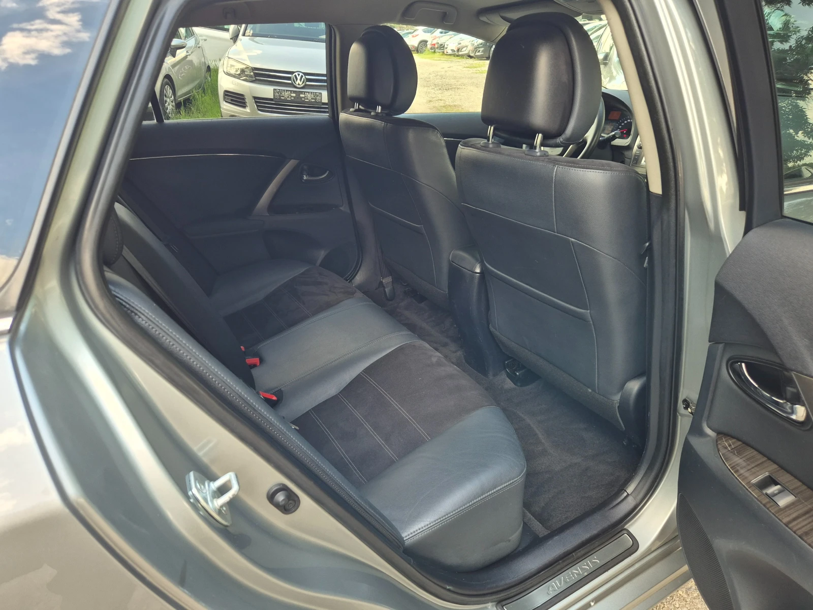 Toyota Avensis 2.0D-4D NAVI KOЖА КЕYLESS FULL ВНОС ИТАЛИЯ , снимка 13 - Автомобили и джипове - 54621786