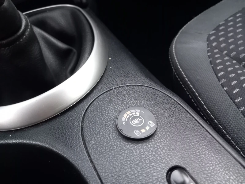 Nissan Qashqai 1.6 бензин .заводска газова уредба., снимка 14 - Автомобили и джипове - 51730119