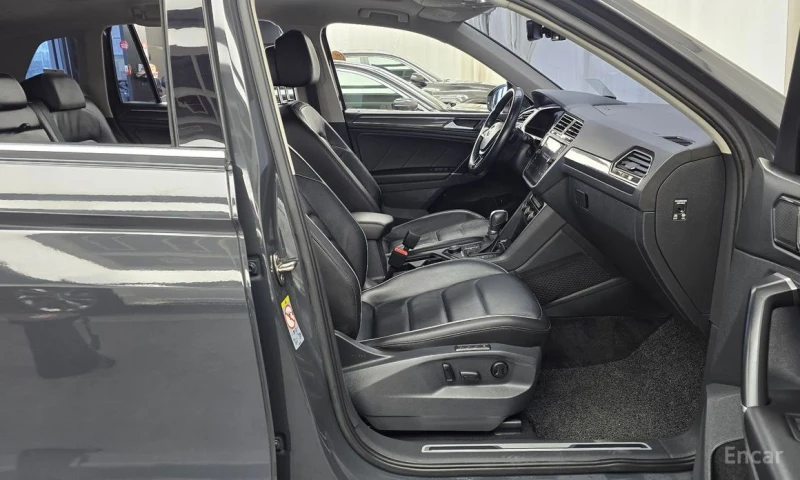 VW Tiguan, снимка 11 - Автомобили и джипове - 52962110
