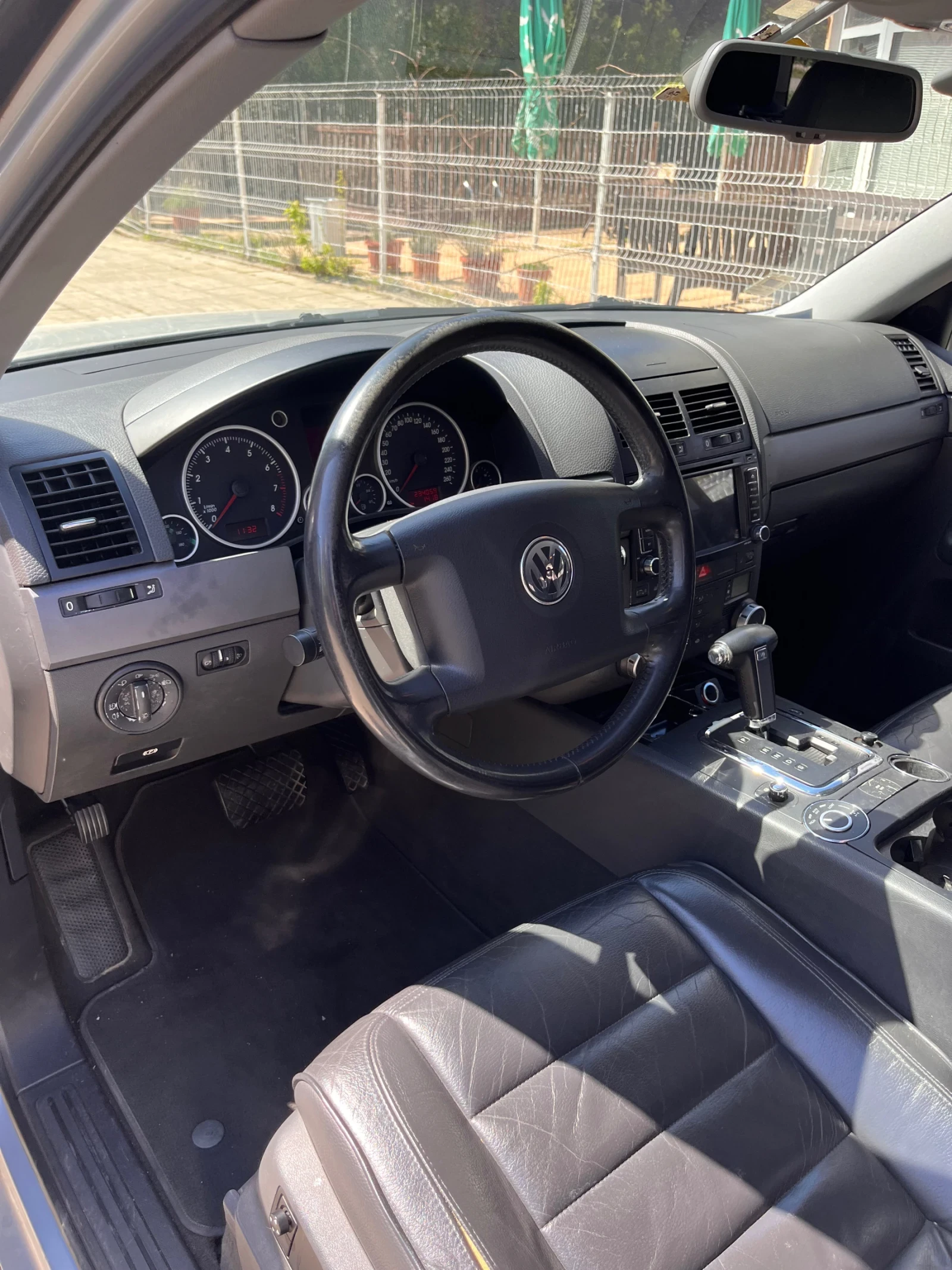 VW Touareg, снимка 8 - Автомобили и джипове - 54256426