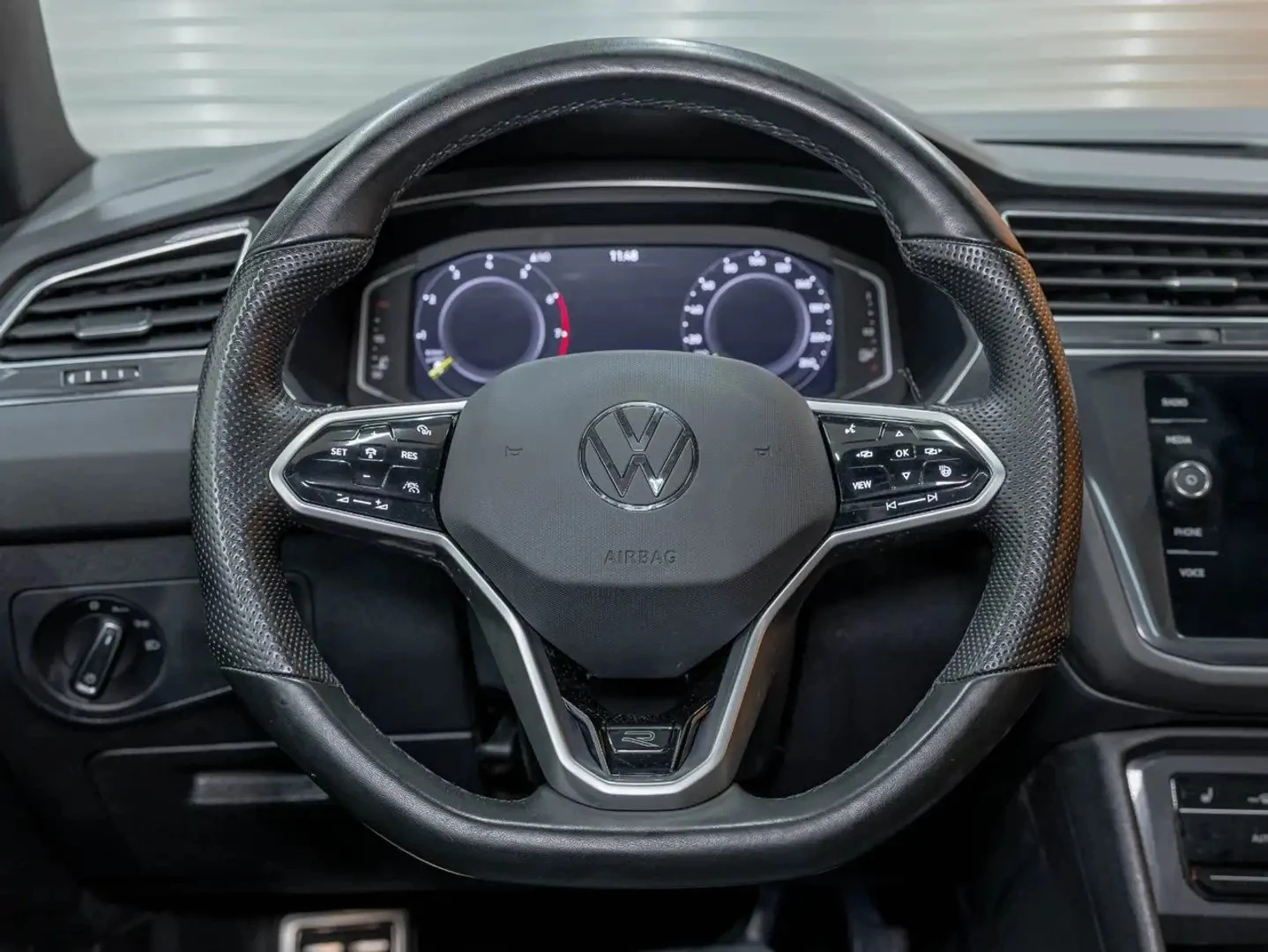 VW Tiguan * COMFORTLINE * R-LINE * BLACK * 4MOTION* DSG* , снимка 10 - Автомобили и джипове - 55062729