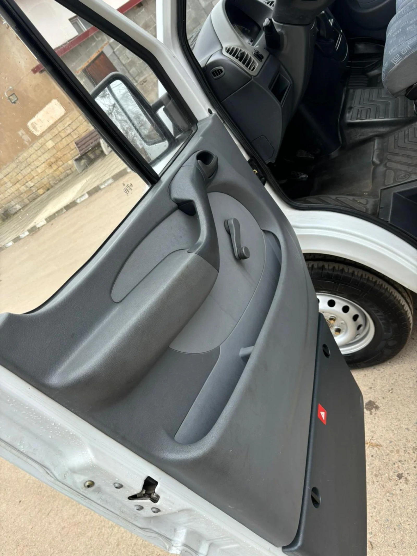 Mercedes-Benz 208 2.2cdi, снимка 9 - Бусове и автобуси - 53804072