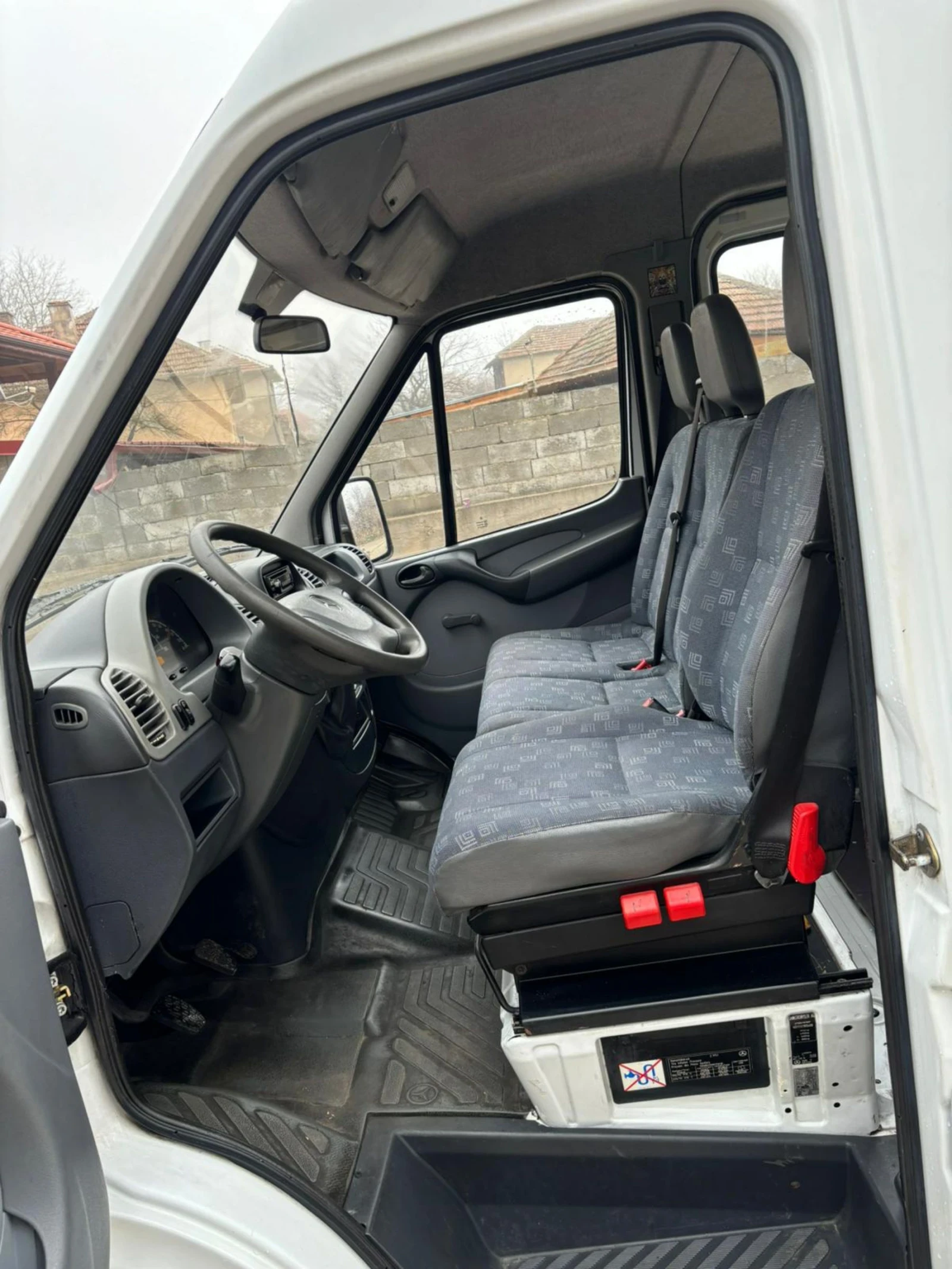 Mercedes-Benz 208 2.2cdi, снимка 8 - Бусове и автобуси - 53804072