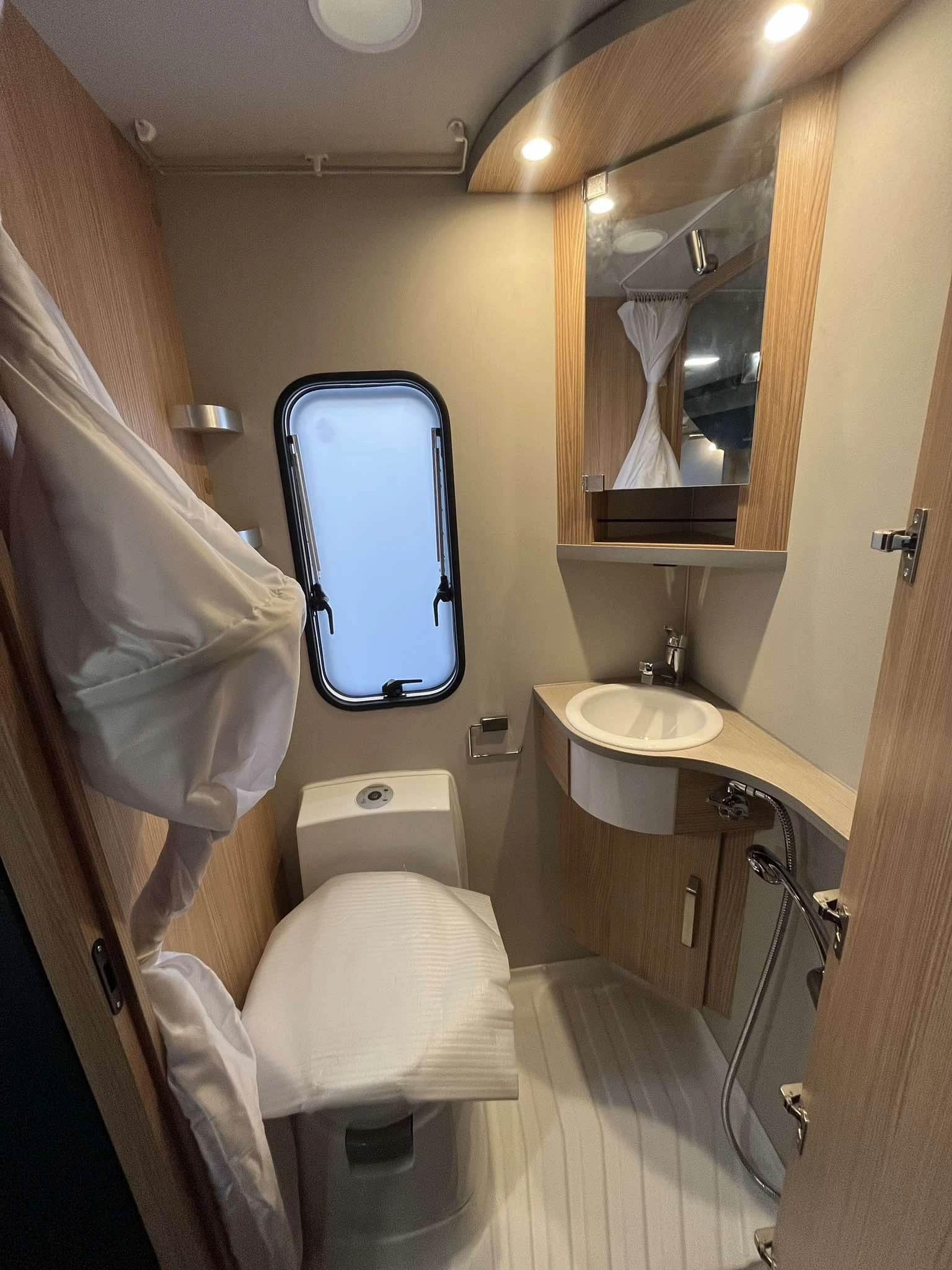 Каравана Knaus Sport&Fun ГАРАЖ ЗА МОТОР С РАМПА, снимка 10 - Каравани и кемпери - 54451715