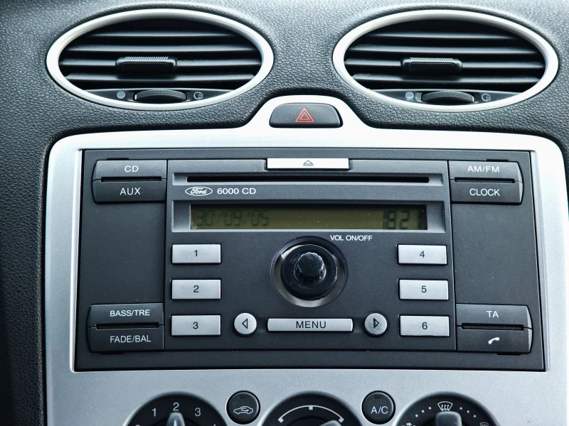 Ford Focus 1.6i, снимка 11 - Автомобили и джипове - 51980903