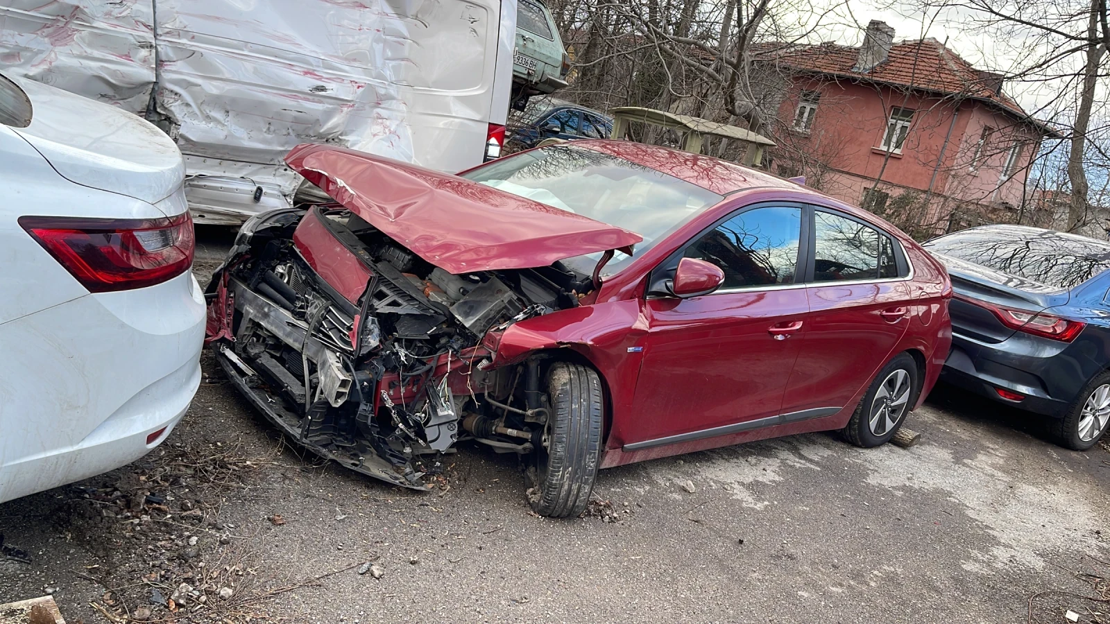 Hyundai Ioniq 1.6 HYBRID - на части или цял , снимка 1