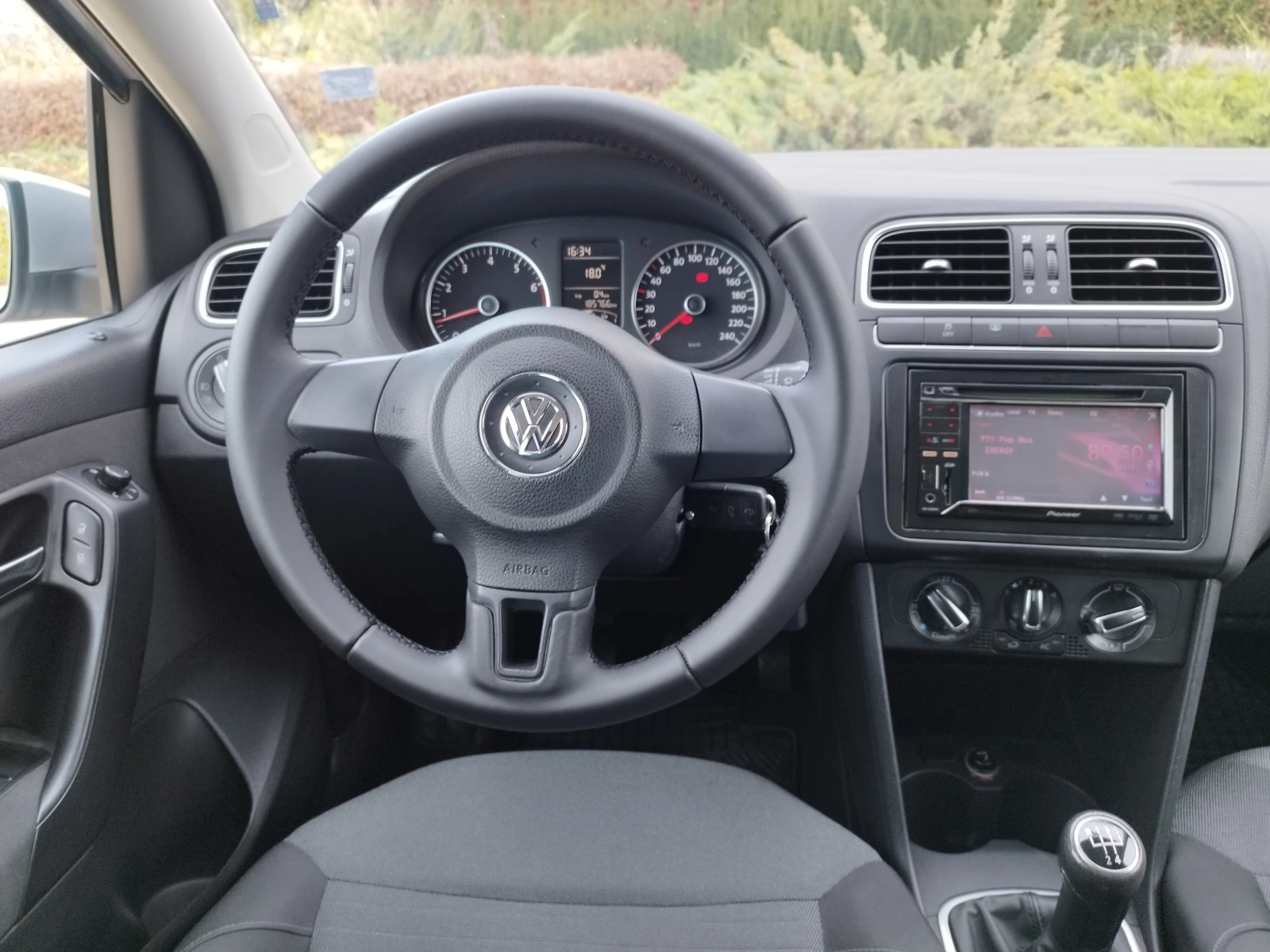 VW Polo 1.4i, снимка 11 - Автомобили и джипове - 53818238