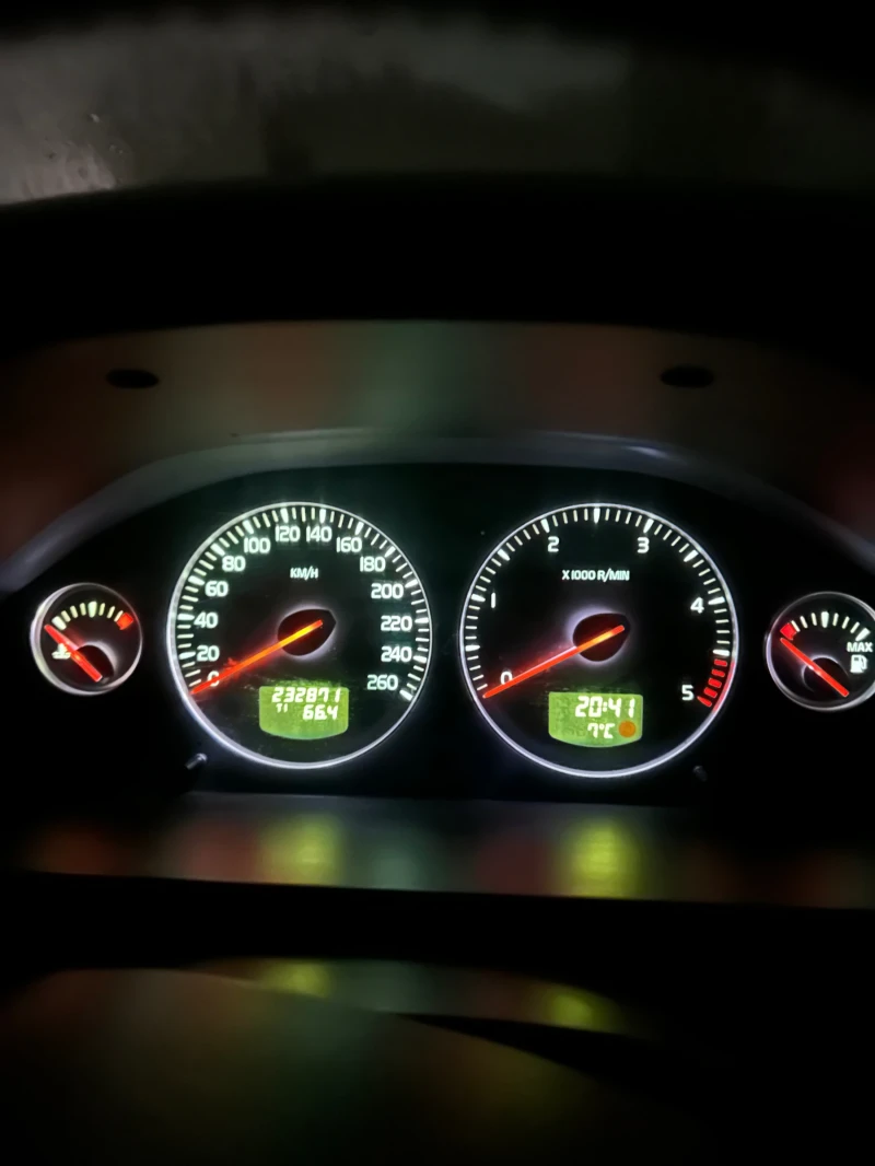 Volvo Xc90 2.4, снимка 15 - Автомобили и джипове - 52101573