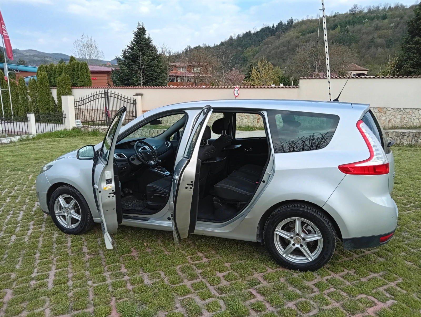 Renault Scenic 1.5TDCI * КЛИМАТРОНИК * 6 SPEEDS * 6+ 1 МЕСТА, снимка 8 - Автомобили и джипове - 54195173