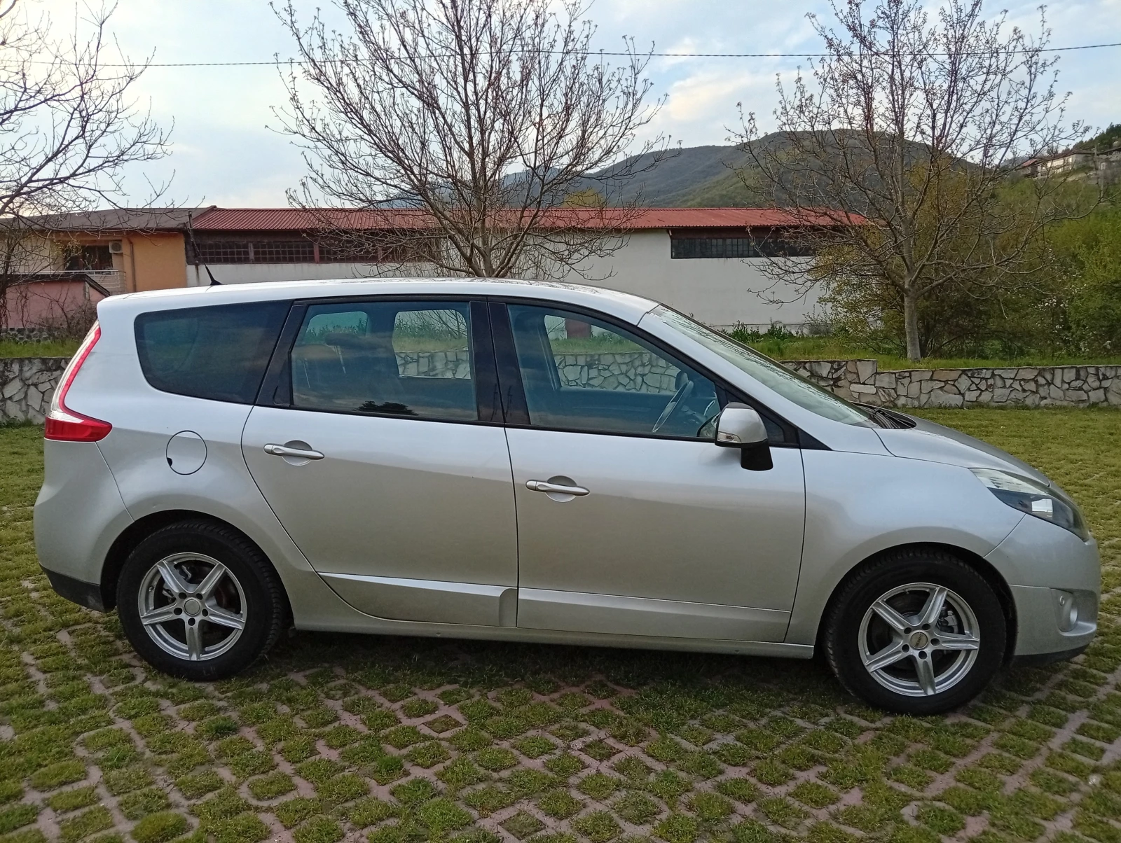 Renault Scenic 1.5TDCI * КЛИМАТРОНИК * 6 SPEEDS * 6+ 1 МЕСТА, снимка 9 - Автомобили и джипове - 54195173