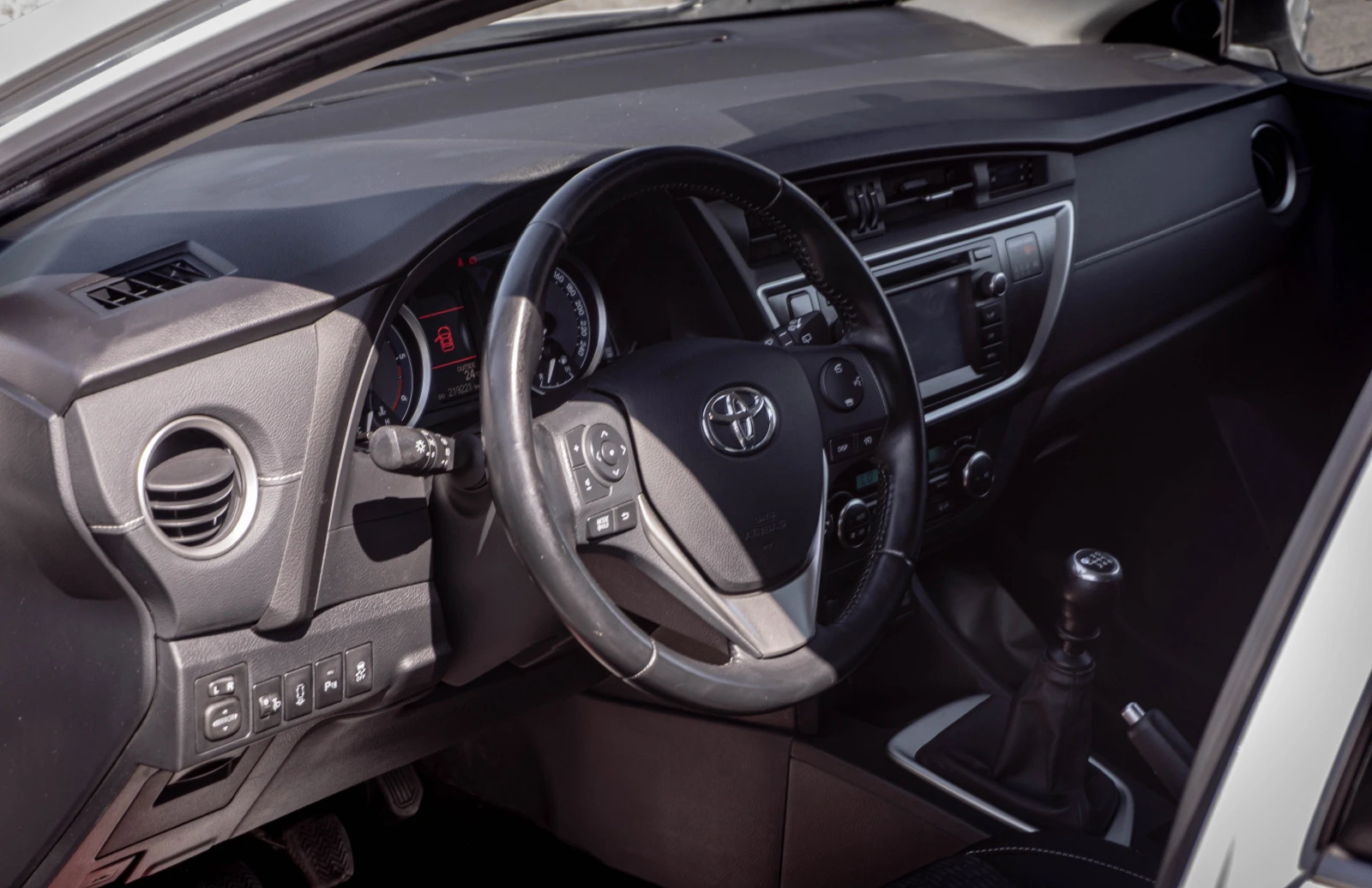 Toyota Auris 2.0 D4D УНИКАЛЕН! ТОП! С ГАРАНЦИЯ! , снимка 7 - Автомобили и джипове - 55472195