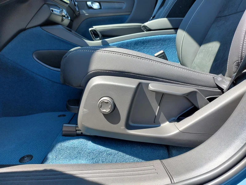 Volvo EX40 231HP/CORE/CAM/LED/NAVI/CPLAY/AMBI/285gpr, снимка 14 - Автомобили и джипове - 51654713