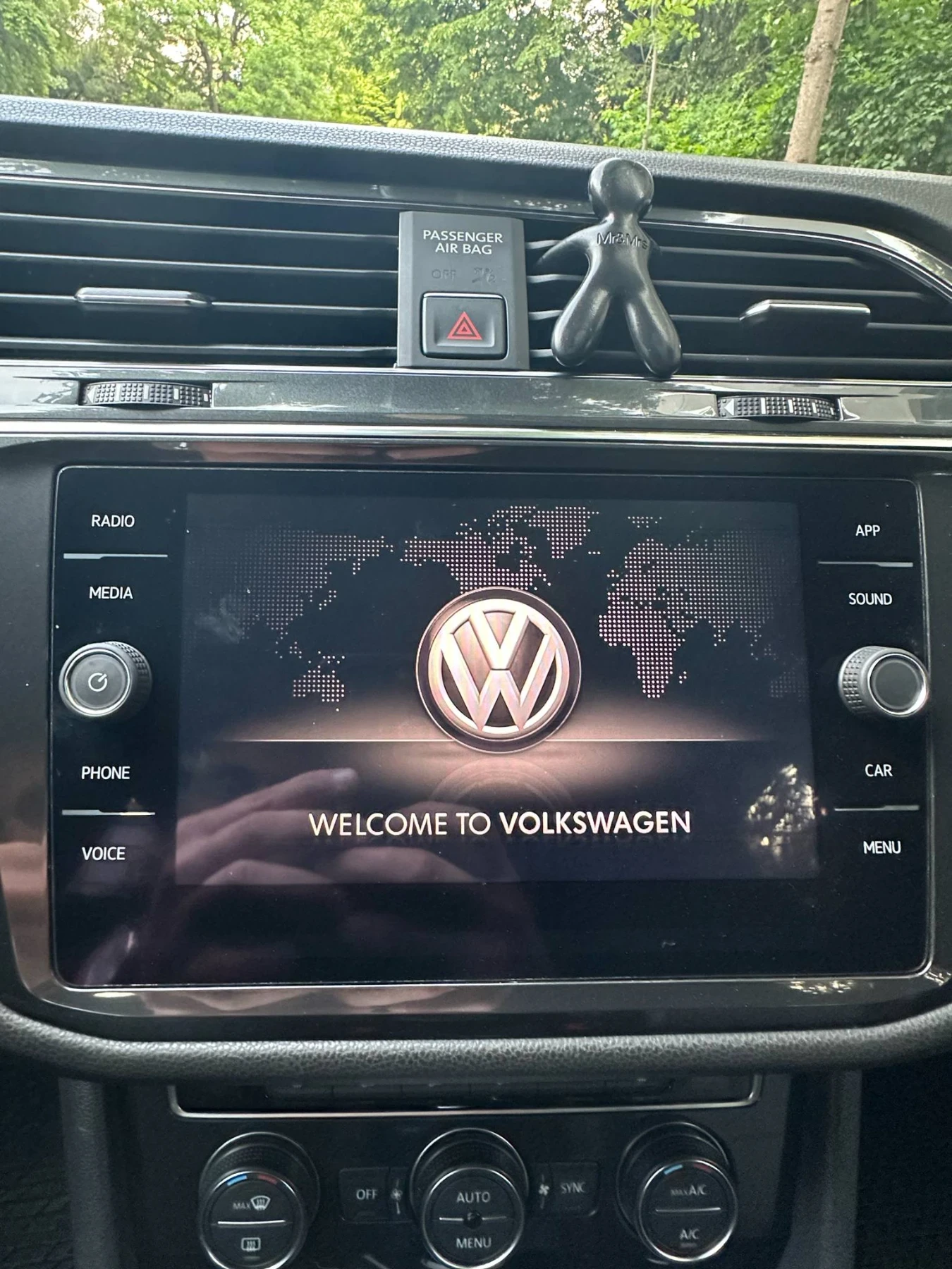 VW Tiguan 2.0 TSI SE - изображение 2