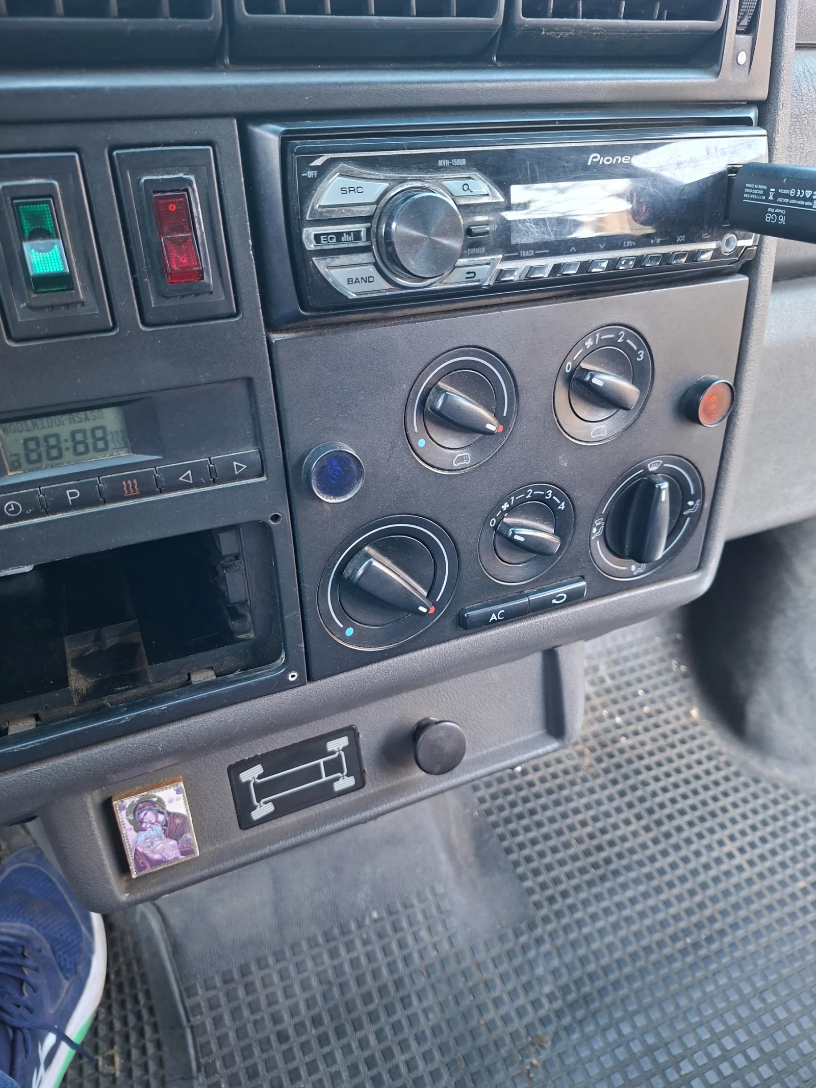 Кемпер VW Т4 SYNCRO , снимка 14 - Каравани и кемпери - 53894454