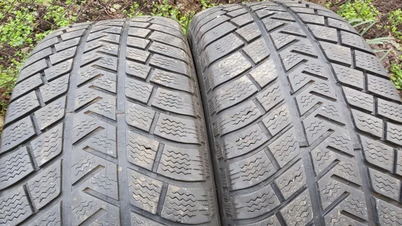 Гуми Зимни 255/60R18, снимка 1 - Гуми и джанти - 27533693