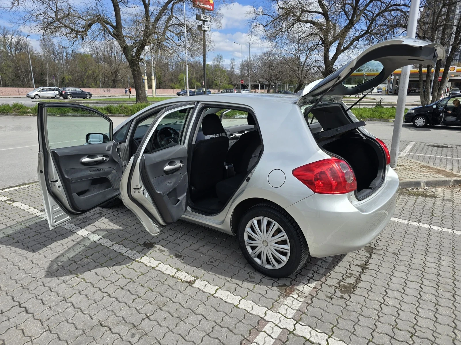 Toyota Auris 2.0 D-4D Клима, снимка 8 - Автомобили и джипове - 54117706