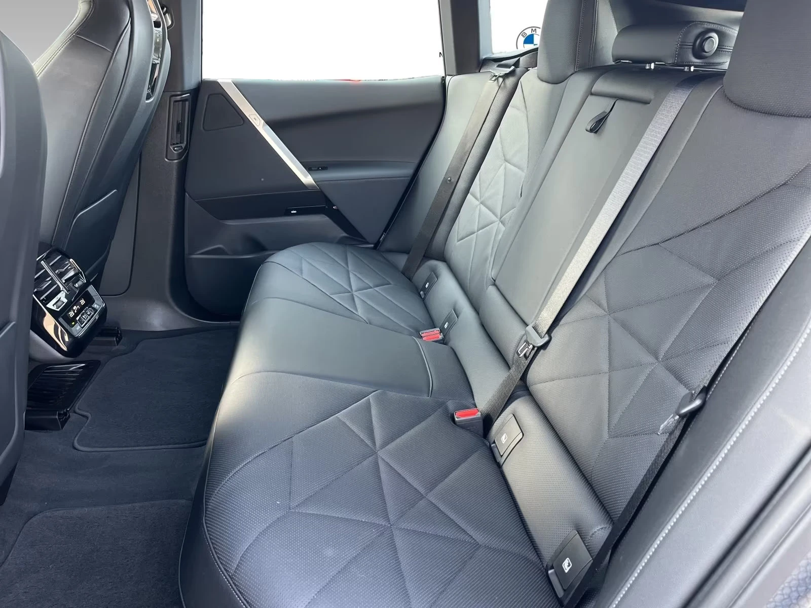 BMW iX xDrive40/326HP/SPORT/360/HUD/AHK/NAVI/LED/235q | Mobile.bg � ����������� 10