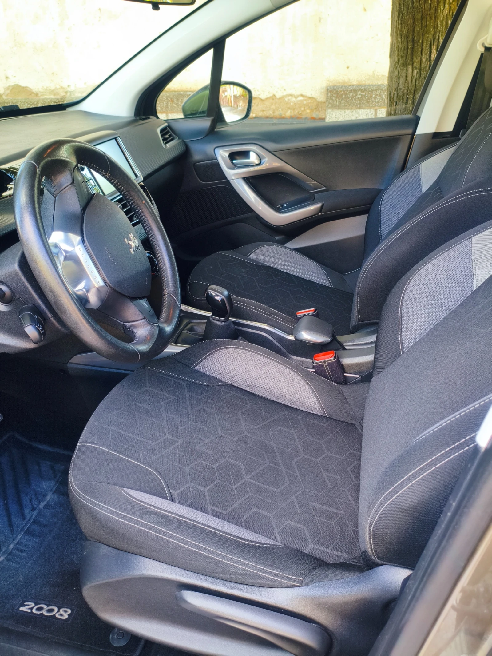 Peugeot 2008, снимка 5 - Автомобили и джипове - 56461658