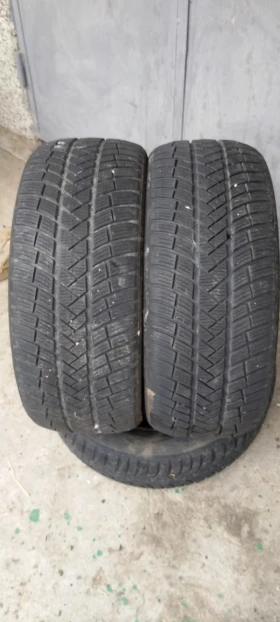 Гуми Зимни 215/45R17, снимка 1 - Гуми и джанти - 39361495