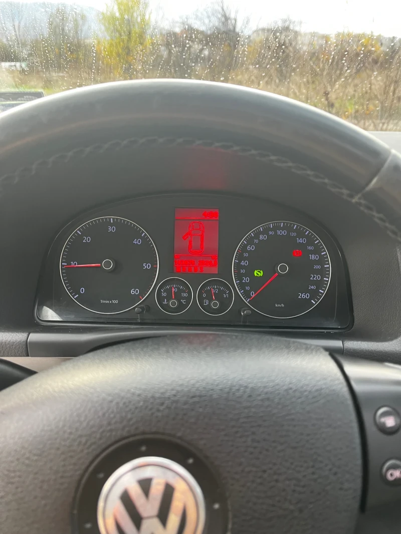 VW Touran 2.0 TDI 170 к.с., снимка 11 - Автомобили и джипове - 52482743